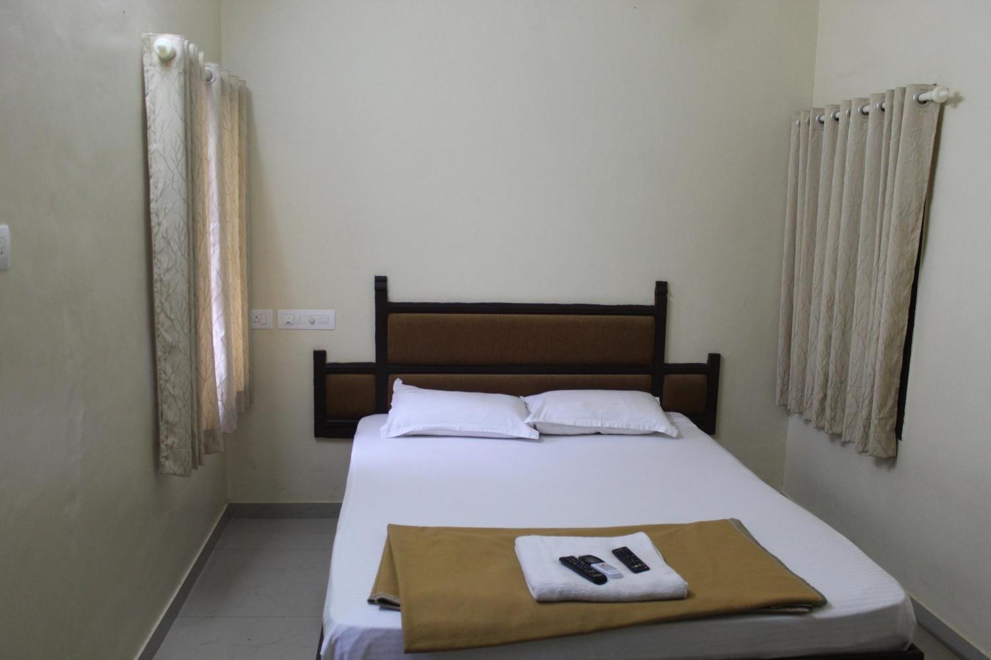 Anna Hotel Thiruvananthapuram Bagian luar foto